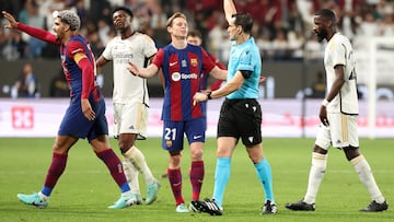 Spanish match referee Juan Martinez Munuera shows Barcelona's Uruguayan defender #04 Ronald Araujo a red card during the Spanish Super Cup final football match between Real Madrid and Barcelona at the Al-Awwal Park Stadium in Riyadh, on January 14, 2024. (Photo by Giuseppe CACACE / AFP)