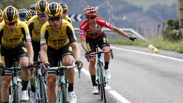 ROGLIC LIDER DE LA CARRERA SE GUARDA LOS BIDONES PARA TIRARLOS CUANDO PASA CERCA DE UN AUXILIAR PARA RECOGERLOS  VUELTA LIMPIA