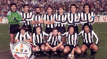 Manolo y su bombo posan con el once del CF Cartagena en 1985.