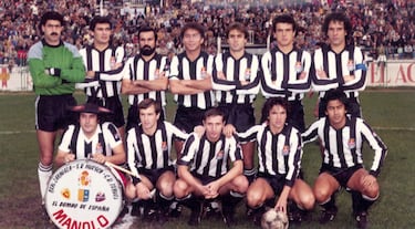Manolo y su bombo posan con el once del CF Cartagena en 1985. 