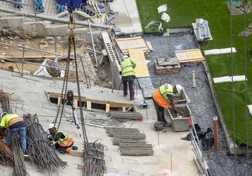 Los trabajos de remodelación del estadio del Real Madrid siguen sin pausa. A unos días del estreno los esfuerzos se centran en el terreno de juego.