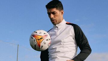 Luis Suárez, con el balón Puma de la pasada Liga.