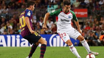 Jony controla el bal&oacute;n ante Sergi Roberto en el partido de la Liga Santander entre F.C. Barcelona y Alav&eacute;s.