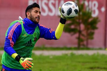 La Selección Colombia realizó su primer entrenamiento abierto al público en el estadio Sviyaga en Rusia, preparando el debut mundialista del 19 de junio ante Japón en Saransk. James y Barrios, los ausentes.