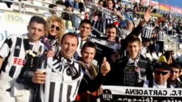 <b>DESATADOS. </b>La afición del Cartagena apoya a su equipo para que suba a Primera División.