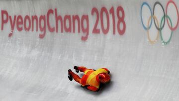 El espa&ntilde;ol Ander Mirambell participa en los entrenamientos de skeleton masculino en las pistas deslizantes de Alpensia en Daegwallyeong-myeon (Corea del Sur).