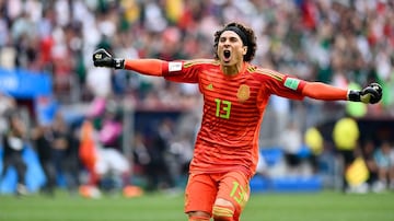 En las últimas horas se ha especulado con el regreso de Guillermo Ochoa al equipo que lo vio nacer como futbolista. De hecho, América estaría preparando una jugosa oferta para convencerlo de vestir la camiseta de las Águilas. Miguel Herrera no vería con m