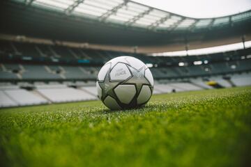 Adidas ha dado a conocer el balón para la final de la Champions 2022 en París entre el Real Madrid y el Liverpool. Utilizando uno de los escenarios más grandes del deporte como una oportunidad para unir al mundo en un mensaje global de paz, el balón está inscrito con las palabras 'мир |  PEACE' . El balón no estará a la venta, sin embargo, el balón se subastará después del partido y las ganancias se destinarán a ACNUR, la Agencia de la ONU para los Refugiados, para ayudar a proteger a las personas obligadas a huir de sus hogares debido al conflicto y la persecución.