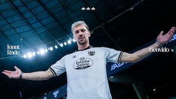 Radu posa con la camiseta del Celta en Balaídos.