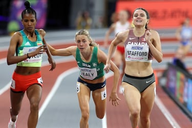 No será un día de grato recuerdo el de ayer para Sarah Healy. La irlandesa finalizó su participación en los Mundiales de atletismo bajo techo de Glasgow (Escocia) con un mal trago. Cuando se acercaba a la meta en la prueba de 1.500 sufrió una aparatosa caída y aterrizó con la cara en el tartán. Por suerte no sufrió grandes daños.
