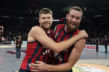 Giedraitis y Costello celebran el triunfo el Cazoo Baskonia.