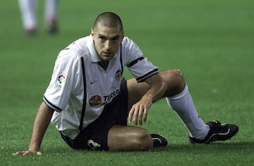 El Valencia pagó 9 millones de dólares, a mediados de 2000. Jugó la Champions League, perdiendo la final ante Bayern Munich por penales.