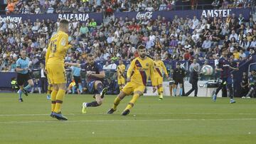 Levante 2-1 Barcelona | Recibió Mayoral en la frontal del área, a unos 25 metros de la portería, se la colocó a su pierna buena y sacó un chut potentísimo a la derecha de Ter Stegen, que voló, la tocó, pero no la sacó.