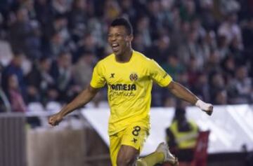 Los delantero del Villarreal Uche celebra tras marcar el segundo gol ante el Córdoba.