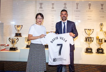 David Villa en el palco VIP con la presidenta del Valencia Layhoon Chan.