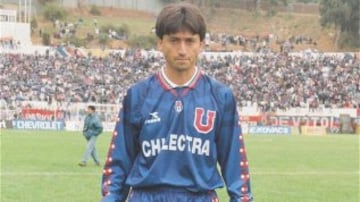 1995: Un joven Cristián Romero posa con la camiseta con la que la U logró el bicampeonato. Muy recordados son los chunchos rojos en las mangas. 