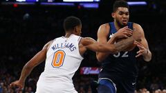 Karl-Anthony Towns ante Troy Williams durante el New York Knicks-Minnesota Timberwolves.