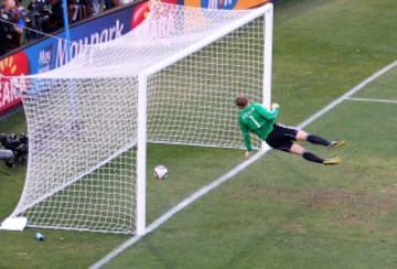 El escenario fueron los octavos de final de la Copa del Mundo de Sudáfrica 2010, en un partido entre Inglaterra y Alemania. En esta ocasión, el inglés Frank Lampard burla magistralmente al arquero alemán con un sombrerito y  consigue que el balón toque el travesaño. Sin embargo, el árbitro uruguayo Jorge Larrionda no validó el gol legítimo y ayudó a la victoria de Alemania por 4-1. 