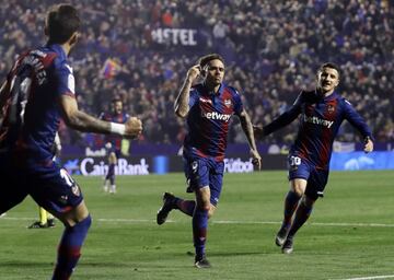 El jugador del Levante, Roger, celebra el 1-1.