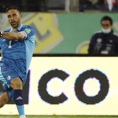 El doble hito de Claudio Bravo