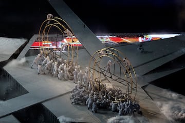 Gran espectaculo de luz y color en la ceremonia de clausura de los Juegos Olímpicos de París 2024, en el Stade de France.