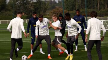 FRANKFURT AM MAIN, GERMANY - OCTOBER 03: Pierre-Emile Hojbjerg and Harvey White of Tottenham Hotspur compete during a training session at Tottenham Hotspur Training Centre ahead of their UEFA Champions League group D match against Eintracht Frankfurt on October 03, 2022 in Frankfurt am Main, Germany. (Photo by Paul Harding/Getty Images)