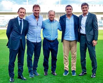 La Quinta del Buitre es una de las generaciones de futbolistas más excepcionales de la historia del fútbol español. Los cinco jugadores, que revolucionaron la historia del Madrid en los años 80, reeditaron en Valdebebas su famosa foto juntos que data de 1992. De izquierda a derecha, Butragueño, Martín Vázquez, Pardeza, Sanchís y Míchel.