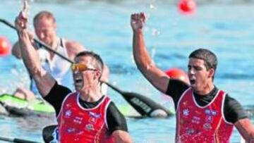 <b>PODEROSOS. </b>Emilio Merchán levanta su dedo índice al aire. El K-2 formado junto a Diego Cosgaya (atrás) acababa de entrar primero y proclamarse campeón del mundo.