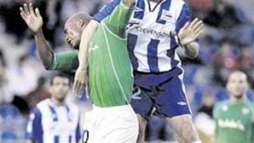 <b>IMPOTENCIA BÉTICA. </b>La imagen lo dice todo. Parece que Aloisi se merienda a Assunçao.