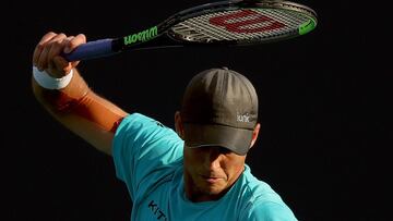 Vasek Pospisil amenaza con estrellar su raqueta contra el suelo durante su partido ante Mackenzie McDonald en el Miami Open en el Hard Rock Stadium de Miami Gardens, Florida.