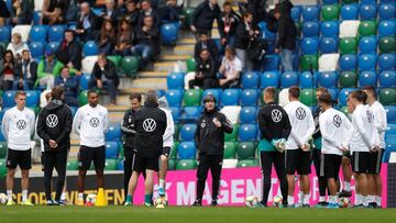 Joachim Löw, seleccionador alemán, habla con sus jugadores antes de un partido ante Irlanda del Norte.