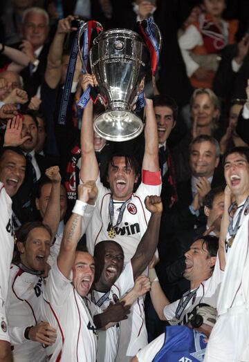 Con 38 a?os y 331 das, Paolo Maldini (AC Milan) levantaba el trofeo de la Champions en 2007, convirtiendose en el jugador de mayor edad en levantar el trofeo en una final que enfrent a su equipo contra el Liverpool 