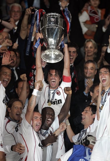 Con 38 años y 331 días, Paolo Maldini (AC Milan) levantaba el trofeo de la Champions en 2007, convirtiendose en el jugador de mayor edad en levantar el trofeo en una final que enfrentó a su equipo contra el Liverpool 