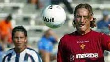 <b>SIEMPRE TOTTI.</b> El delantero de la Roma volvió a ser le autor del gol de los suyos.