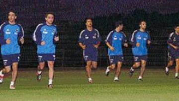 <b>CARRERA DESPUÉS DEL VIAJE.</b>Todos los jugadores, e incluso el cuerpo técnico, rodaron sobre el césped para desentumecer los músculos.