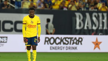 Javairo Dilrosun a punto de cobrar un tiro libre con el América.