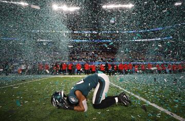 El jugador de fútbol americano Patrick Robinson, de los Philadelphia Eagles, celebra la Super Bowl LII.