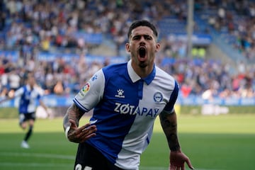 Miguel celebra el gol que le hizo al Espanyol en Primera con el Alavés. 