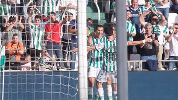 Los jugadores del Córdoba celebran el gol de Fuentes ante el Ceuta