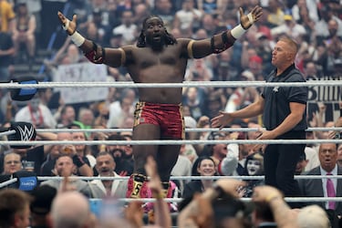 Oba Femi celebra su victoria tras derrotar a Brock Lesnar durante su combate en WrestleMania 42, celebrado en el Allegiant Stadium de Las Vegas.