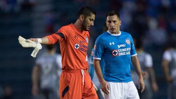 Foto de accion durante el partido Cruz Azul vs Leon, Correspondiente a la Jornada 17 del Torneo Apertura 2016 de la Liga BBVA Bancomer MX, en el Estadio Azul, en la foto: (i-d) Jose de Jesus Corona, Christian Gimenez,
19/11/2016/MEXSPORT/David Leah.