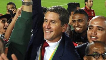 Juan Carlos Garrido sostiene un trofeo. 