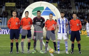 Real Sociedad-Betis. El árbitro Eduardo Prieto Iglesias acompañado por sus asistentes Francisco Javier García Sabuco y Joan Méndez Mateo, el cuarto árbitro Albert Ávalos Martos y los capitanes Adán y Xabi Prieto.