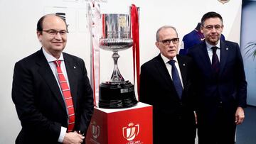 GRAF9046. MADRID, 21/04/2018.- Los presidentes del Sevilla y el FC Barcelona, José Castro y Josep María Bartomeu, junto al representante de la Real Federación Española de Fútbol, Marcelino Maté (c), posan para los