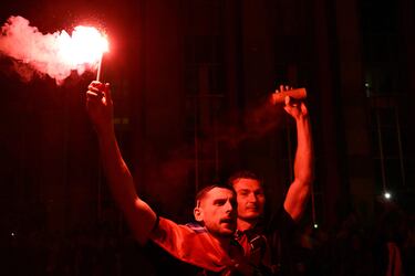Los seguidores del PSG se congregaron en masa en el centro de París tras la victoria por 5-0 ante el Inter. Las celebraciones incluyeron fuegos, bengalas y banderas.