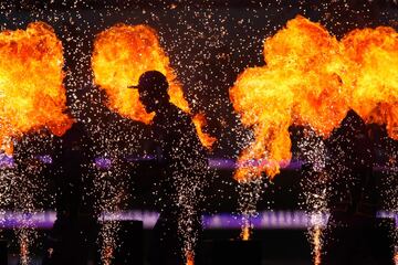 Espectacular salida de los jugadores del equipo de cricket Hobart Hurricanes antes de su partido contra Brisbane Heat.