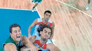 <b>LUCHA BAJO LOS TABLEROS. </b>Rudy Fernández, Pau Gasol y Felipe Reyes, tres de los jugadores más decisivos ayer para España, pelean un rebote defensivo.