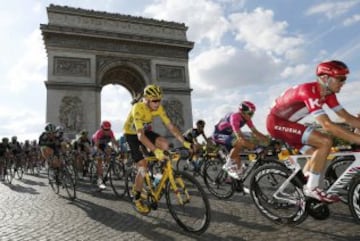 Chris Froome a su paso por los campos Elíseos. 