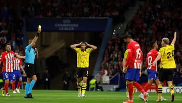 Marco Guida amonesta a Samuel Lino en el Atl¨¦tico-Dortmund.