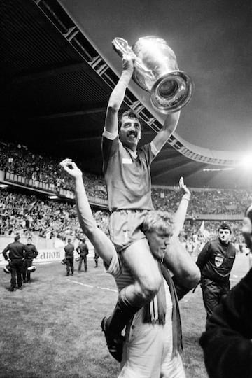 Alan Kennedy, autor del gol del partido, sobre los hombros de su compañero para celebrar la consecución de la Copa de Europa de 1981.